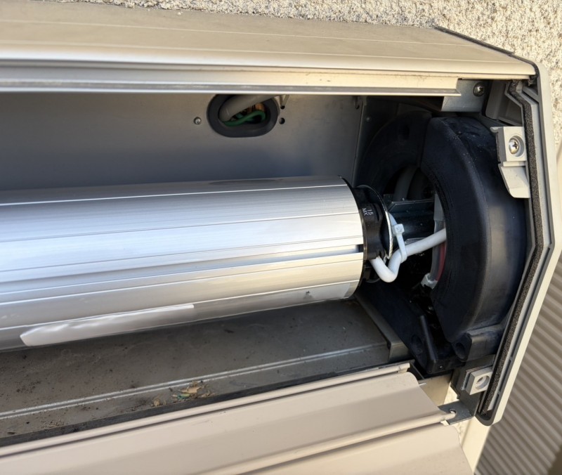 住宅　窓電動シャッター　電動シャフトの交換